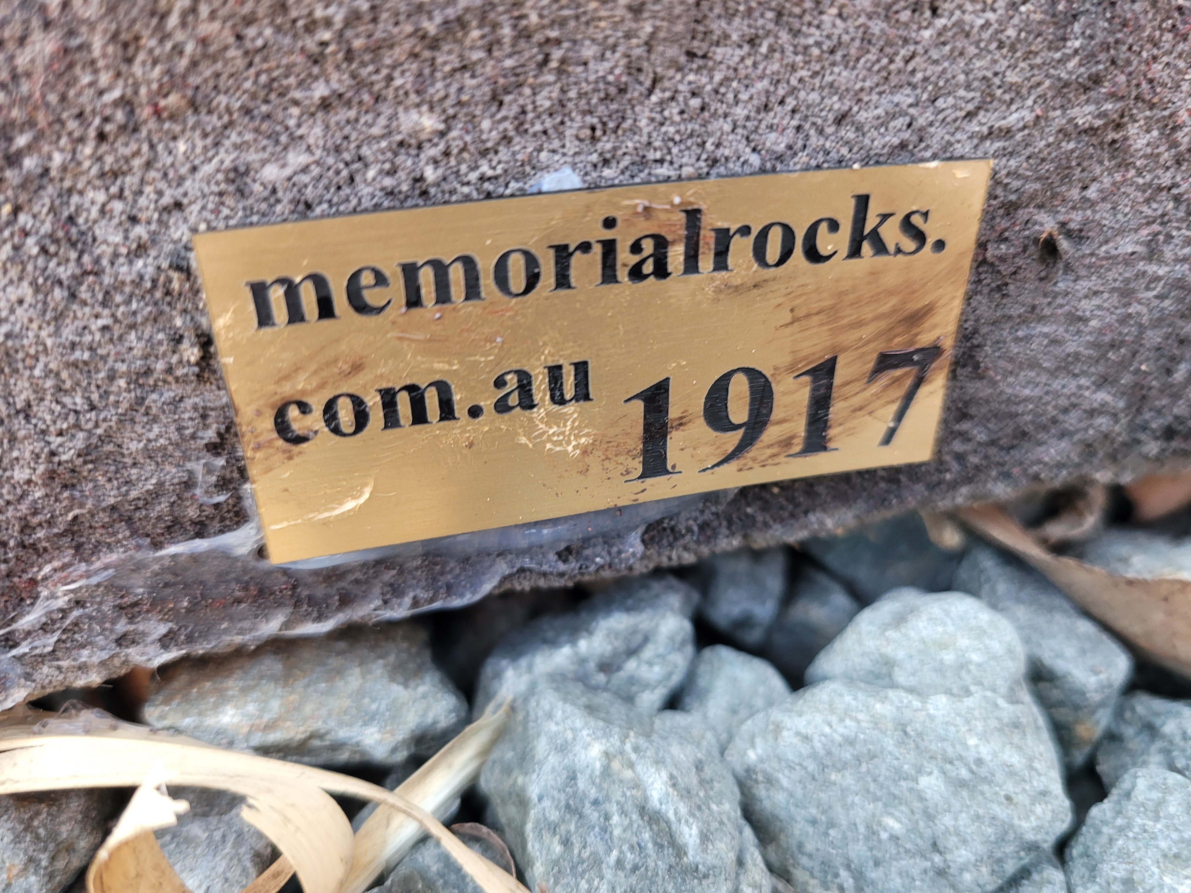 Memorial Rock Urn 1917 Medium Black / Charcoal