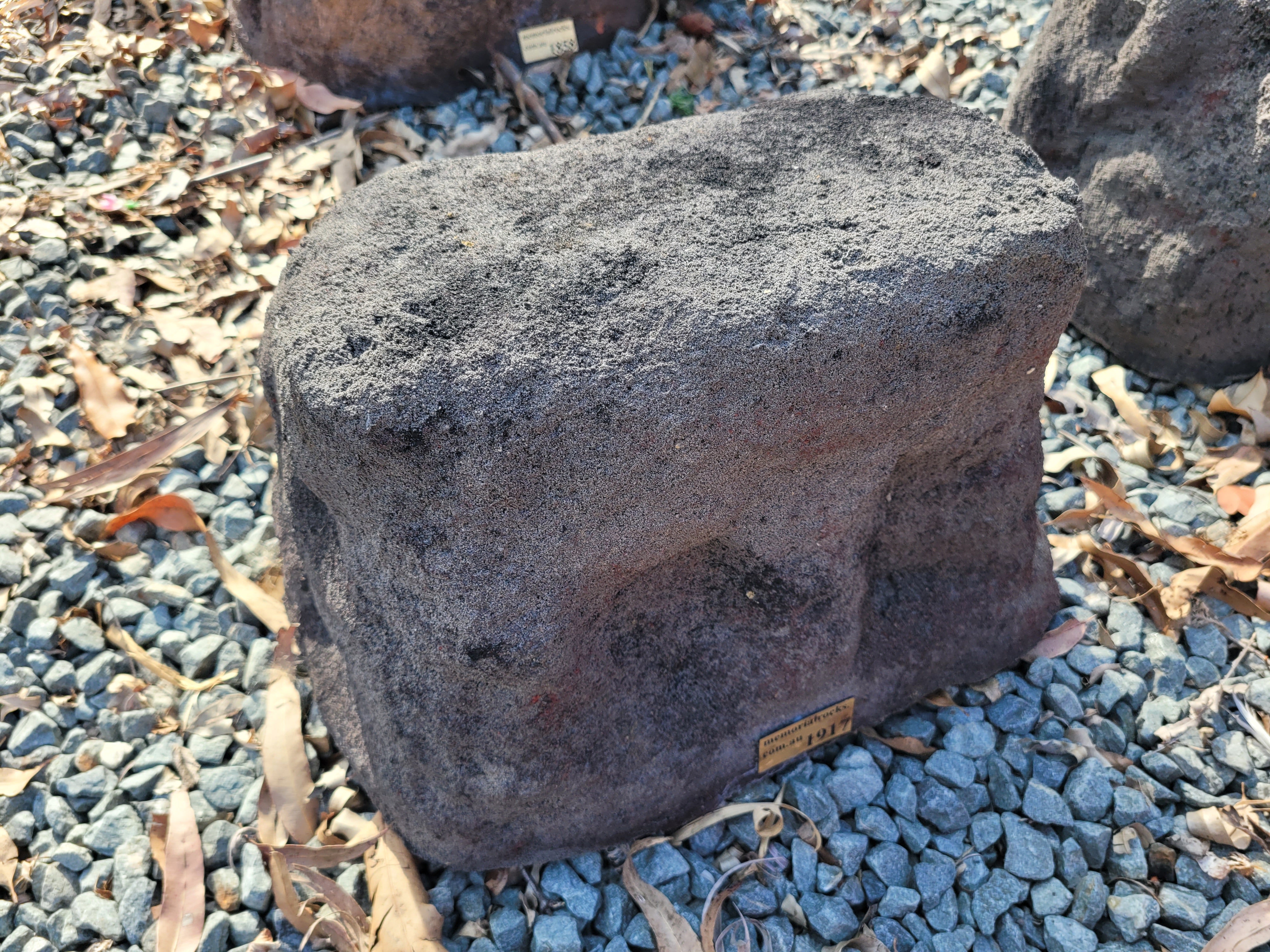 Memorial Rock Urn 1917 Medium Black / Charcoal